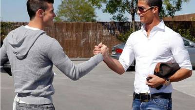 Cristiano Ronaldo estrechó la mano a Gareth Bale a su llegada.