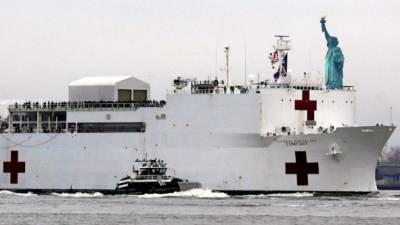 El buque hospital Comfort de las Fuerzas Armadas de Estados Unidos al puerto de Nueva York. Foto: EFE