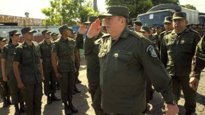 NI1001. MANAGUA (NICARAGUA), 24/10/2016.- El general jefe del Ejército de Nicaragua, Julio Cesar Avilés (c), saluda a las tropas que custodiarán las valijas electorales de los próximos comicios generales en el país hoy, lunes 24 de octubre de 2016, durante el traslado de las boletas a municipios y departamentos del territorio nacional. EFE/Jorge Torres