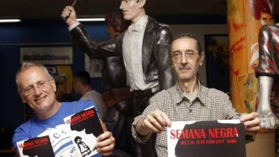 Los directores de la Semana Negra de Gijón, Ángel de la Calle (i) y José Luis Paraja, presentan el cartel anunciador de la trigésima edición del certamen diseñado por la artista catalana Carmen Sole Vendrell. EFE