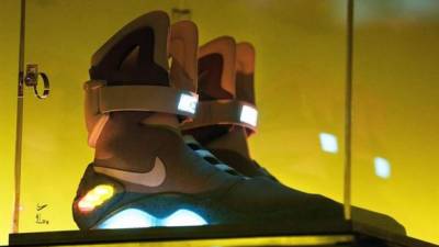 Fotografía tomada en septiembre de 2011 en la que se registraron unas zapatillas Nike Air Mag, réplicas de los zapatos utilizados por el actor estadounidense Michael J. Fox en la película 'Back to the Future II'. EFE/Archivo