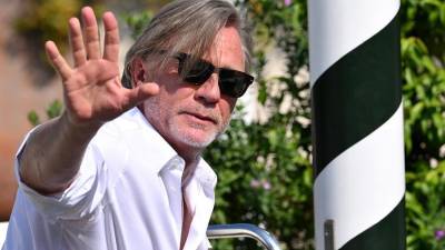 Daniel Craig es famoso en todo el mundo como el espía James Bond, pero decidió asumir el reto actoral de interpretar a un hombre gay en su más reciente película. “Ha sido un papel que nunca antes había hecho”, aseveró.