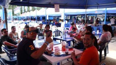 Grupos familiares disfrutan la comida típica que ofrencen los comerciantes en la Plaza Juniana. Foto: Amílcar Izaguirre