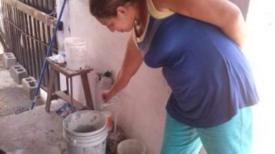 A gotas llena las cubetas, dice afectada. Foto: Franklyn Muñoz.