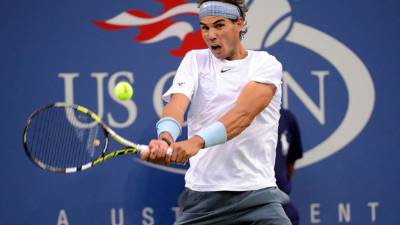 El tenista español Rafael Nadal posa con el trofeo tras vencer al griego Stéfanos Tsitsipás en la final del Open Banc Sabadell, disputada en el Real Club de Tenis de Barcelona. EFE/Alejandro García