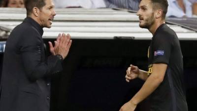 GRA386. MADRID, 02/05/2017.- El entrenador del Atlético de Madrid, el argentino Diego Simeone (i), y el centrocampista Koke Resurrección (d), durante el partido frente al Real Madrid de ida de semifinales de la Liga de Campeones que se juega hoy en el estadio Santiago Bernabéu. EFE/Javier Lizón