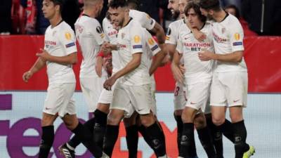 El delantero del Sevilla FC Bryan Gil celebra junto a sus compañeros su gol, primero del equipo ante el FK Qarabag.