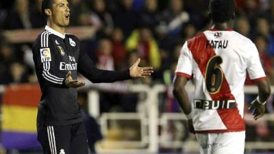 El delantero portugués del Real Madrid, Cristiano Ronaldo, se queja de una jugada ante el centrocampista ghanés del Rayo Vallecano, Mohamed Fatau. Foto EFE