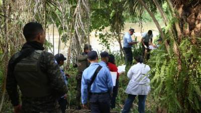 El cadáver del colegial fue levantado ayer por las autoridades forenses, fiscales y de Policía Nacional.