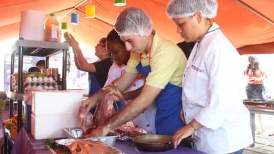 Cuatro estudiantes preparan uno de los platillos para el concurso Master Chef.