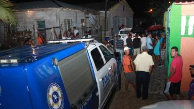 Las autoridades policiales en el levantamiento de los cuerpos el viernes por la noche.