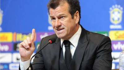 Dunga hoy en la conferencia en donde dio la nómina de jugadores para el debut de la pentacampeona del mundo en la fase de clasificación del Mundial de Rusia de 2018.