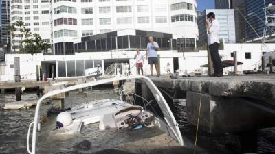Los vientos de Irma y el fuerte oleaje hundieron varios botes anclados en el puerto de Miami Beach. AFP y EFE