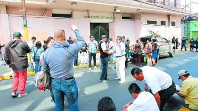 . El pasado martes los profesores protestaron frente a Finanzas para exigir sus sueldos.