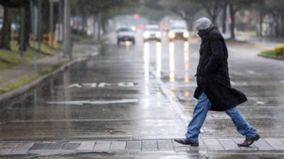 Un hombhre camina en busca una tienda de gafas, el martes 16 de enero de 2018 en Houston. Foto tomada de Houston Chronicle.