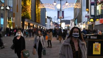 Peatones caminan por una calle de la ciudad inglesa de Newcastle. Algunas zonas del sureste de Inglaterra podrían quedar confinadas este fin de semana.