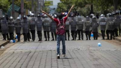 Un joven se enfrenta a la Policía durante una marcha denominada 'Rescatando La Patria' en Managua (Nicaragua). EFE/Archivo.