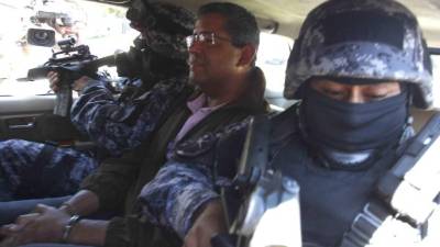 Francisco Flores, expresidente de El Salvador, es conducido en un vehículo hacia su hogar, en donde guardará prisión preventiva.