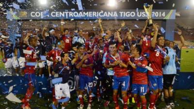 Los jugadores de Costa Rica celebran la obtención de su 13 título.