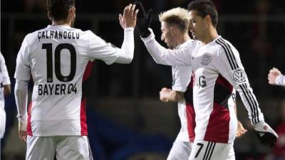 El delantero mexicano del Bayer Leverkusen, Javier 'Chicharito' Hernández, celebra con su compañero Hakan Calhanoglu uno de los goles marcados al Viktoria Colonia. Foto EFE