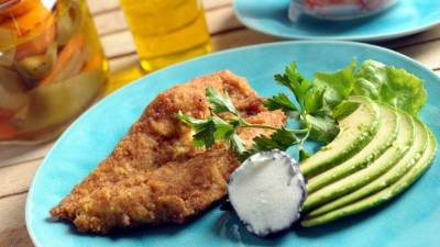 Acompañe las milanesas con ensalada y aguacate.