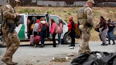 Cientos de migrantes fueron trasladados a albergues tras entregarse a la Patrulla Fronteriza este domingo.