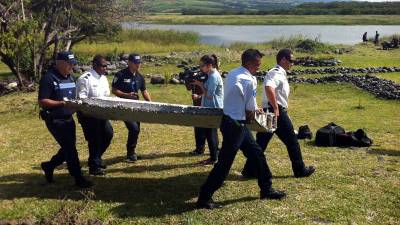 Policías encontraron los restos de una aeronave en una isla francesa.