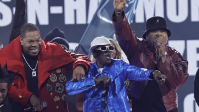 Busta Rhymes, Flavor Flav, y LL Cool J durante su presentación durante la 65th entrega de premios Grammy.