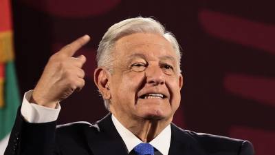 El presidente de México, Andrés Manuel López Obrador, habla durante su conferencia de prensa matutina este lunes, en el Palacio Nacional de Ciudad de México (México).