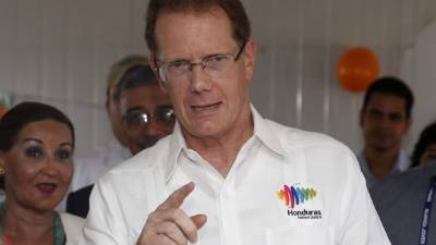 James Nealon lució una guayabera con la imagen.