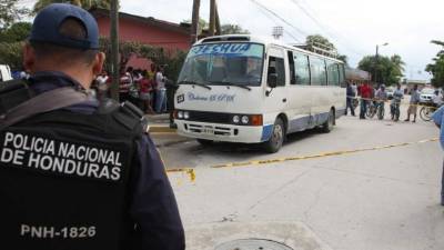 El doble crimen ocurrió en el barrio Abajo de Choloma. El cadáver del conductor quedó en el asiento del vehículo.