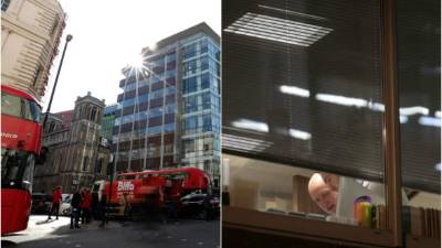 Hombres mirando papeles en las oficinas de Cambridge Analytica en el centro de Londres. AFP