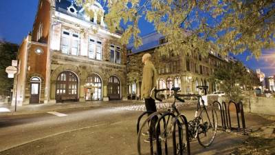 Por donde se camine, las calles están custodiadas por largos y elegantes faroles que derraman un tenue destello sobre edificios de los siglos 17,18 y 19.