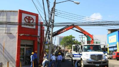 Cuadrillas de la Empresa Nacional de Energía Eléctrica (Enee) arreglan el poste en Guamilito. Foto: Jordan Perdomo