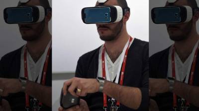 Un visitante usa el Samsung Gear VR.