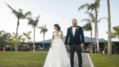 Nicky Jam y Angélica Cruz se mostraron muy felices en su boda.