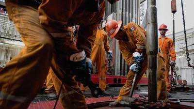 Empleados de la mexicana Pemex trabajan en la plataforma La Muralla IV frente a Veracruz.