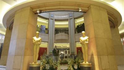 Two statues of golden Oscars stand at the entrance to the Kodak Theatre for the 82nd Academy Awards in Los Angeles, on Sunday, March 7, 2010. The Academy Awards will be held later in the day. (AP Photo/Amy Sancetta)