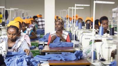 Empleados de una fábrica en las afueras de Adís Abeba, capital de Etiopía, país que fue identificado hace poco como un importante destino para las empresas textiles.