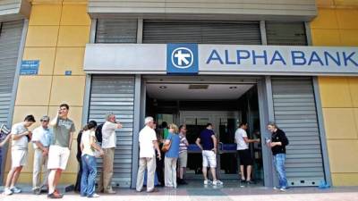 Ahorradores esperan para retirar su dinero de los cajeros. Grecia declaro feriado bancario el lunes para contener la fuga.