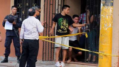 El cuerpo quedó tirado en la acera de su casa.