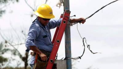 Hondureños rechazan incremento a las tarifas de energía y denuncian apagones constantes.