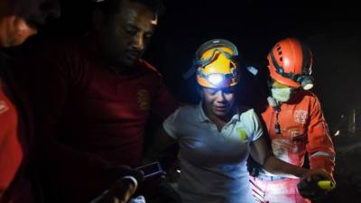 Los bomberos ecuatorianos y las fuerzas de rescate que han llegado de varios países han hecho una labor 'heroica' buscando supervivientes del sismo.