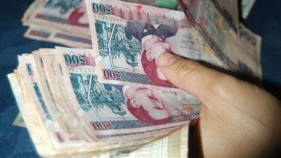 Al haber menos dinero en la economía, este se encarece y se refleja en tasas de interés más altas.