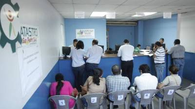 Contribuyentes en la oficina de Catastro en el bulevar Morazán. Foto: Wendell Escoto