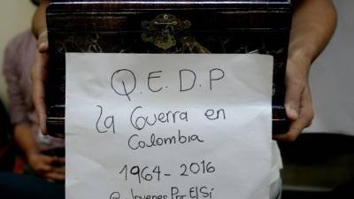 Un joven hace referencia al fin del conflicto armado con las Farc y deja claro su apoyo por el “Sí” del referendo. Foto: AFP/Raúl Arboleda