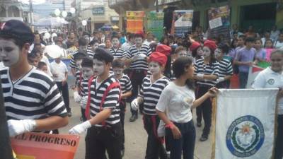 Estudiantes se disfrazaron como mimos en la caminata para clamar por la paz en El Progreso, Yoro. Foto de referencial.