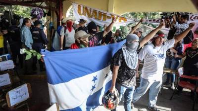 Los jóvenes alzaron los puños cuando salieron de las instalaciones. Fotos: Yoseph Amaya y Amílcar Izaguirre.