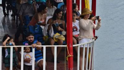 La gente disfruta de las diversas actividades que ofrece el Lago de Yojoa. Fotos: AFP