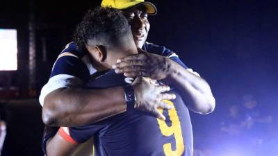 Carlos Pavón al momento de abrazar a su padre.